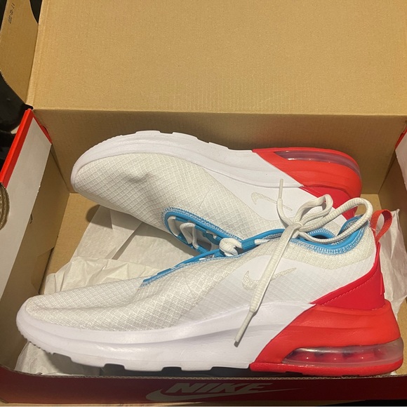 Nike woman’s Air Max Motion 2 - Picture 2 of 3